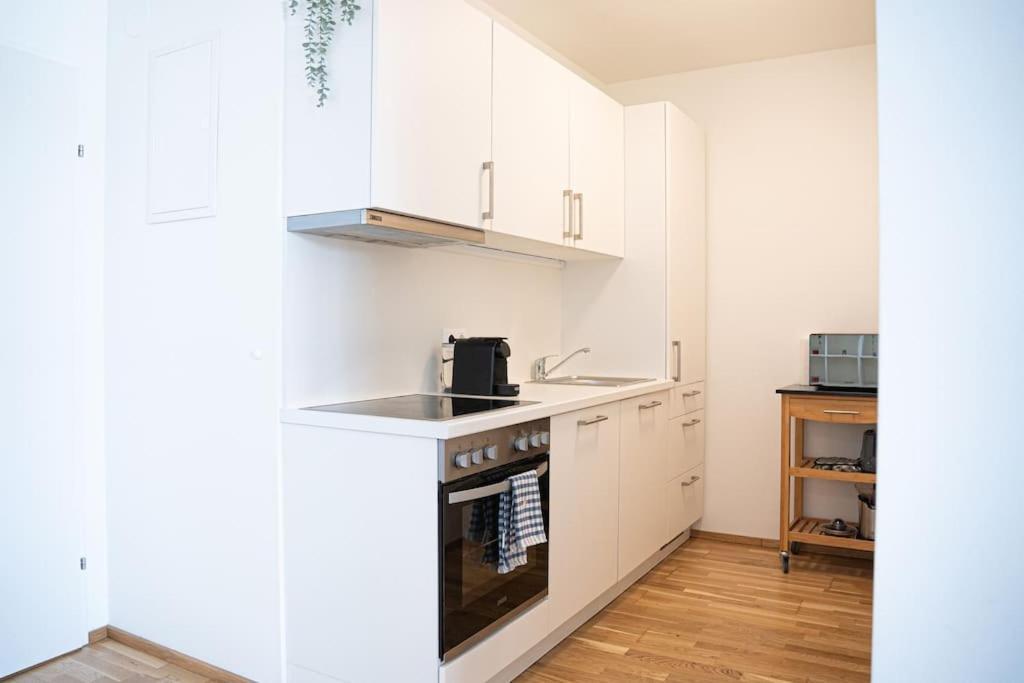 Bright & Modern - Balcony - Apartment Wina Bagian luar foto
